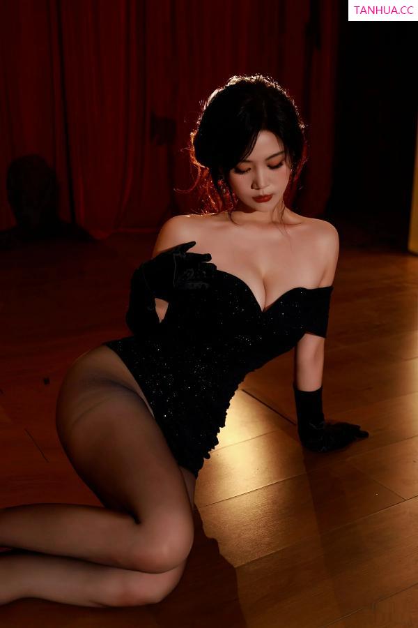   [XiuRen]高清写真图 2025.09.29 No.10823 玫瑰我爱你 黑色连衣短第25张图片
